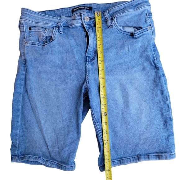 Calvin Klein Jeans | Women's Light Wash Mid-Rise Denim Bermuda Shorts - Picture 6 of 6